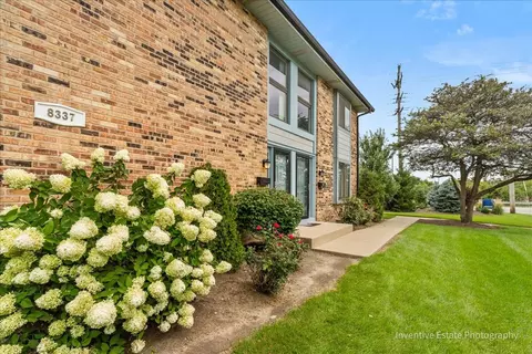 8337 Portsmouth Dr #D, Darien, IL 60561