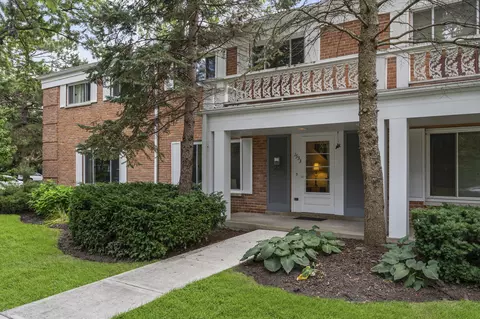 1533 Palmgren Dr, Glenview, IL 60025