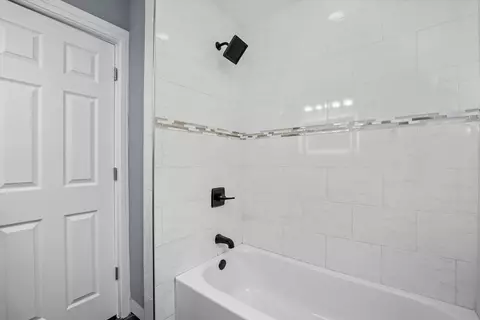 Bath - 10135 S Forest Ave, Chicago, IL 60628 photo 2 of 4