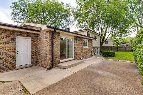 Exterior - 522 N Castle Rd, Addison, IL 60101 photo 5 of 7
