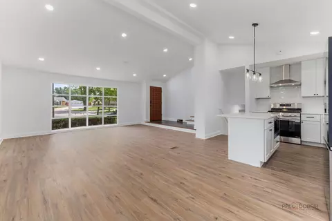 Living - 522 N Castle Rd, Addison, IL 60101 photo 5 of 9