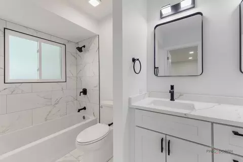 Bath - 522 N Castle Rd, Addison, IL 60101 photo 2 of 4
