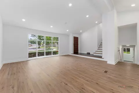 Living - 522 N Castle Rd, Addison, IL 60101 photo 3 of 9