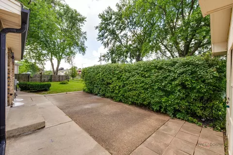 Exterior - 522 N Castle Rd, Addison, IL 60101 photo 4 of 7