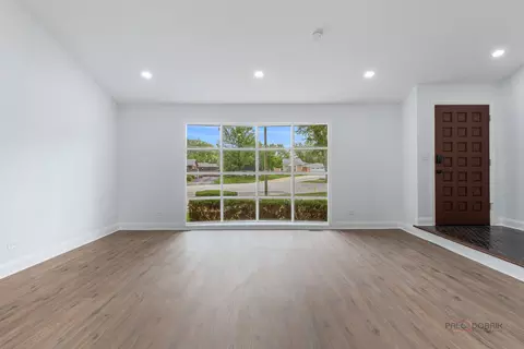Living - 522 N Castle Rd, Addison, IL 60101 photo 1 of 9