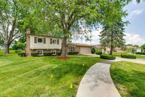 Exterior - 522 N Castle Rd, Addison, IL 60101 photo 2 of 7