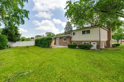 Exterior - 522 N Castle Rd, Addison, IL 60101 photo 7 of 7