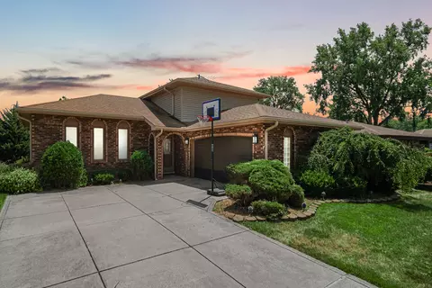 18443 Maple St, Lansing, IL 60438