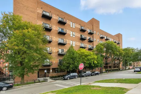 1000 E 53rd St #208, Chicago, IL 60615