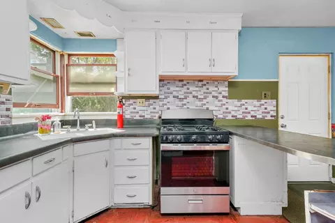 Kitchen - 200 E 11th St, Lockport, IL 60441 photo 7 of 8