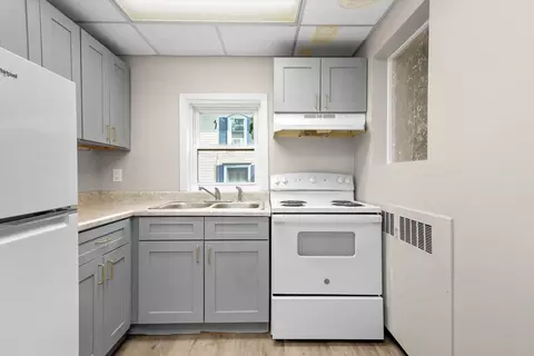 Kitchen - 200 E 11th St, Lockport, IL 60441 photo 2 of 8