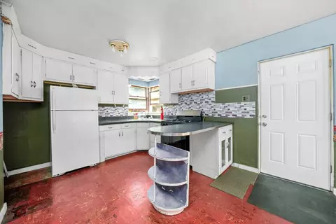 Kitchen - 200 E 11th St, Lockport, IL 60441 photo 4 of 8