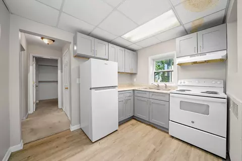 Kitchen - 200 E 11th St, Lockport, IL 60441 photo 3 of 8