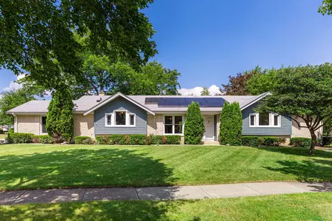 1912 Friars Ln, Mundelein, IL 60060