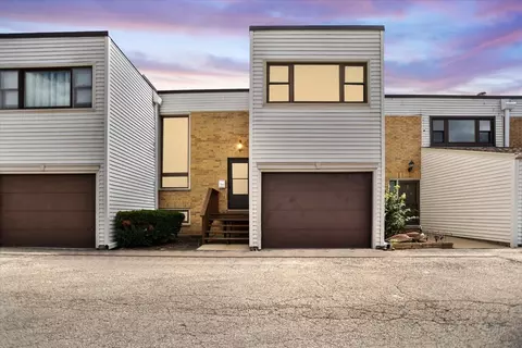 363 Oaktree Ct, Hoffman Estates, IL 60169