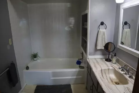 Bath - 556 Ryan Rd, Harmon, IL 61042 photo 1 of 1