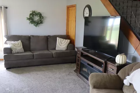 Living - 556 Ryan Rd, Harmon, IL 61042 photo 2 of 3