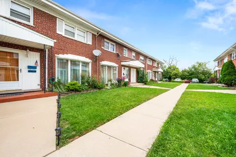 8929 Robin Dr #D, Des Plaines, IL 60016