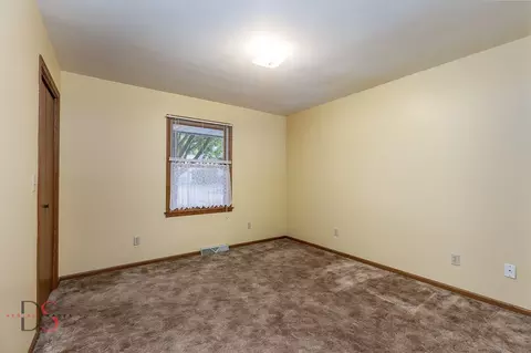 Bedroom - 200 E Allen St, Ottawa, IL 61350 photo 4 of 5