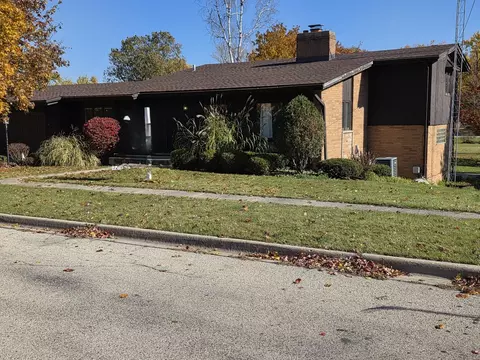 1546 Wheeler St, Woodstock, IL 60098