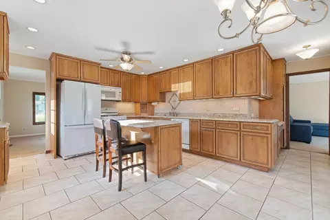 Kitchen - 2410 Sigwalt St, Rolling Meadows, IL 60008 photo 2 of 2