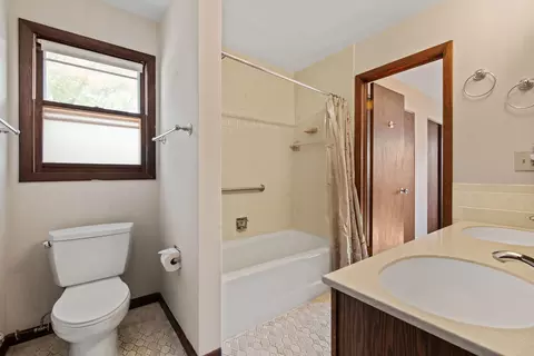 Bath - 2410 Sigwalt St, Rolling Meadows, IL 60008 photo 1 of 2