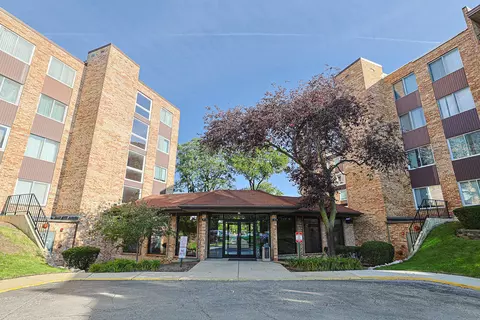 500 W Huntington Commons Rd #147, Mount Prospect, IL 60056