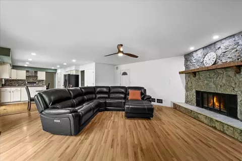 Living - 1554 Deer Run, Gurnee, IL 60031 photo 2 of 4