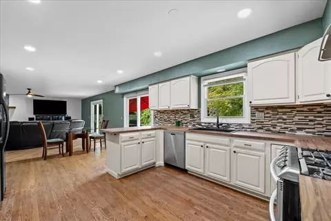 Kitchen - 1554 Deer Run, Gurnee, IL 60031 photo 2 of 2