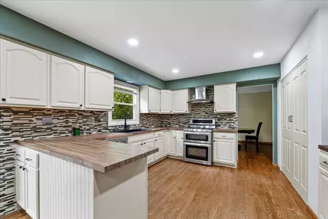 Kitchen - 1554 Deer Run, Gurnee, IL 60031 photo 1 of 2