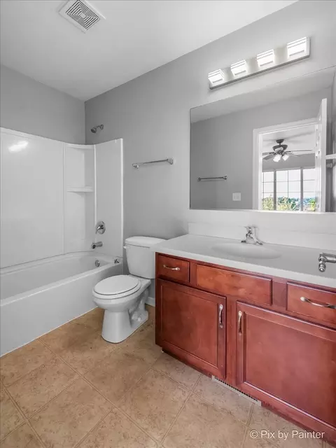 Bath - 3402 Sanctuary Dr, Elgin, IL 60124 photo 3 of 4