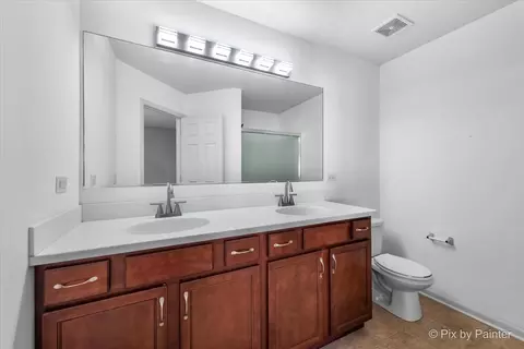 Bath - 3402 Sanctuary Dr, Elgin, IL 60124 photo 2 of 4