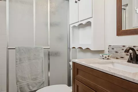Bath - 466 Melrose Ct, Elgin, IL 60123 photo 1 of 2