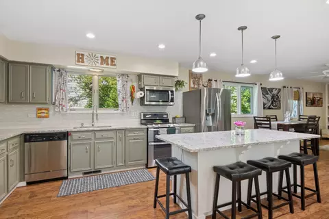 Kitchen - 466 Melrose Ct, Elgin, IL 60123 photo 2 of 4