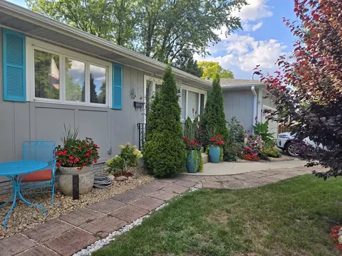 Exterior - 466 Melrose Ct, Elgin, IL 60123 photo 2 of 9