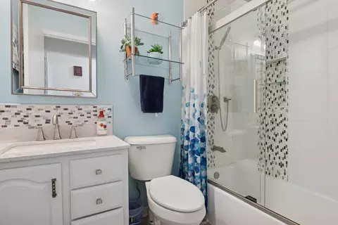 Bath - 466 Melrose Ct, Elgin, IL 60123 photo 2 of 2