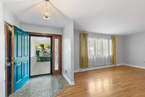 Entry Way - 397 W Walnut Ave, Des Plaines, IL 60016 photo 1 of 1