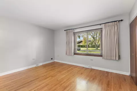 Living - 397 W Walnut Ave, Des Plaines, IL 60016 photo 5 of 5
