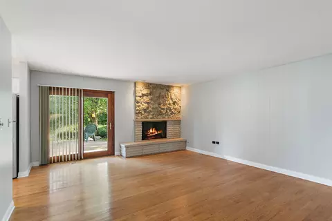 Living - 397 W Walnut Ave, Des Plaines, IL 60016 photo 1 of 5