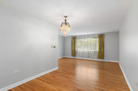 Living - 397 W Walnut Ave, Des Plaines, IL 60016 photo 4 of 5