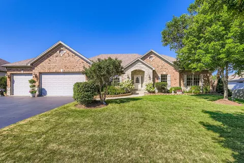 808 James Dr, Hampshire, IL 60140