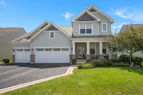 747 Heartland Ln, South Elgin, IL 60177