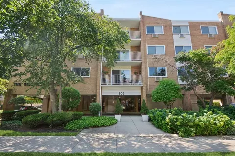 203 N Kenilworth Ave #3F, Oak Park, IL 60302