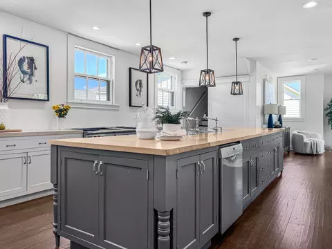 Kitchen - 141 Loretto Ct, Wheaton, IL 60189 photo 1 of 2