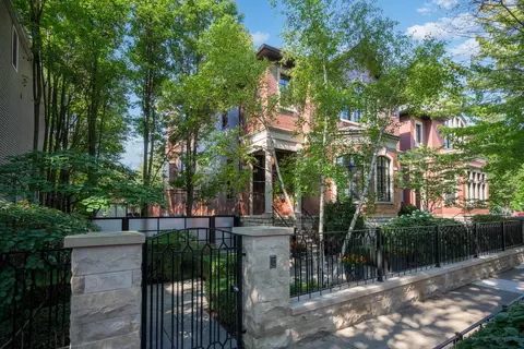 3752 N Janssen St, Chicago, IL 60613