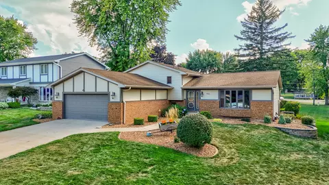 931 Knottingham Dr, Ottawa, IL 61350