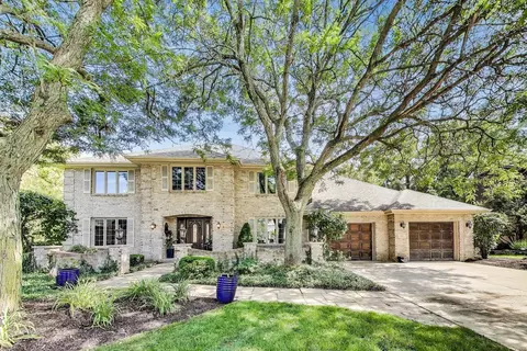 421 Creekside Ct, Willowbrook, IL 60527