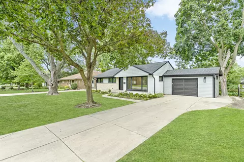 931 Holmes Ave, Deerfield, IL 60015