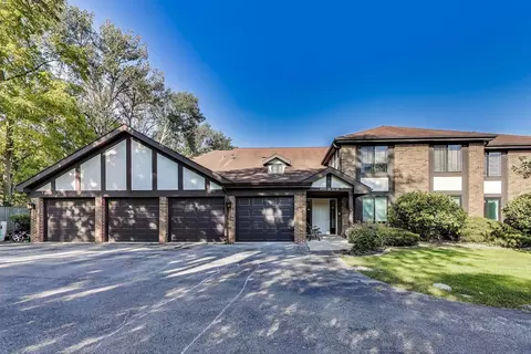 5836 Doe Cir #1-1, Westmont, IL 60559