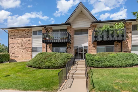 2 Kingery Quarter # B, Willowbrook, IL 60527